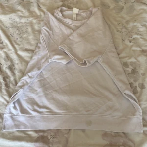 Vit oversized t-shirt - Detta är ett vitt oversized t-shirt. Materialet är väldigt tjockt, det har även två öppningar längst ner på tröjan. Just nu har den en fläck men det tar jag hand om!