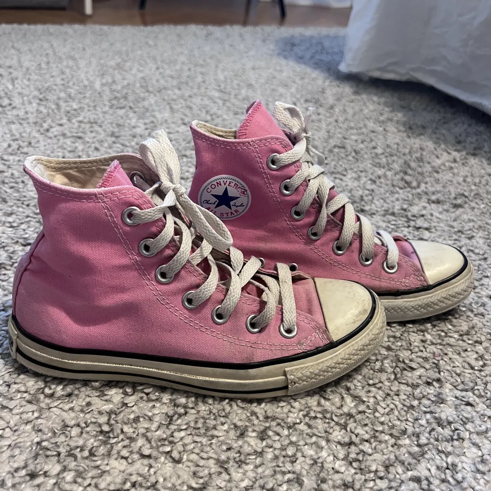 Säljer dessa converse i en fin rosa färg 💗 storlek 36,5 men något stora så passar även mig som har 37 . Skor.