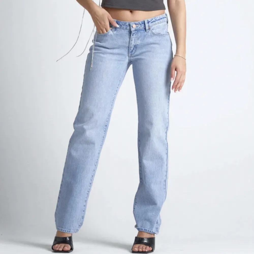 Säljer mina superfina lågmidjade jeans från abrand💘Använt sparsamt Nypris- 1100 men säljer för 799. Jeans & Byxor.