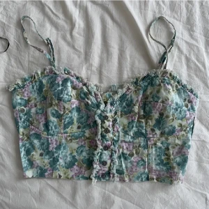 Bustier topp zara - Fin blommig liten topp från Zara. Köpt second hand av mig men är i fint skick. Storlek M men passar även S.