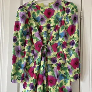 Adoore - Vienna Dress Floral Yellow - Populära Adoore - Vienna Dress Floral Yellow. Använd 1 gång på bröllop. Storlek 36.  Superfint skick.  Kan mötas upp i centrala Sthlm eller skickas via post. 