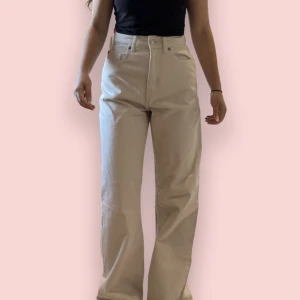 Raka beigefärgade jeans - Högmidjade och raka jeans från H&M i storlek 34. Jag är 159 cm lång.  Byxorna är i nyskick. Du kan använda KÖP NU 🫶🧚