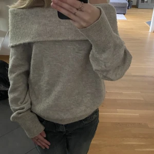 Stickad tröja  - Superfin beige stickad tröja från H&m. Nästan aldrig använd. 