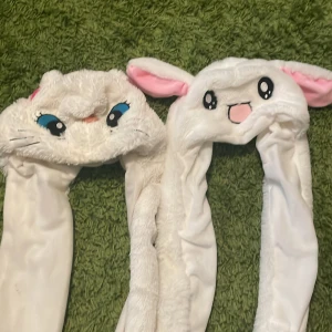 Två söta djur hattar - 25kr för en och 25 för båda, är desperat. Bra skick, nästan aldrig använt! En katt och en bunny. Köparen står för frakten