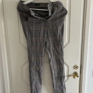 Kostymbyxor  - Randiga kostymbyxor. Väldigt små och korta i storlek