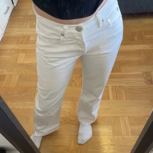 Vita jeans  - Jätte snygga jeans från zara. Snygga och sköna. Säljer då jag inte längre använder mig av de😊. Jeansen sitter bra på mig som är 161cm lång.😊💞pris kan diskuteras💞☺️
