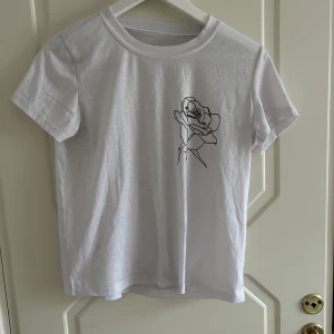 T-shirt  - T-shirt med ros