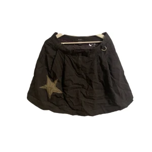 Gant kjol - Supercool kjol ifrån Gant. Säljer för att den inte riktigt var min stil och lite stor på mig. Har en stjärna på framdelen av kjolen och inga defekter vad jag kan se. Köptes på Plick och inte använd av mig!