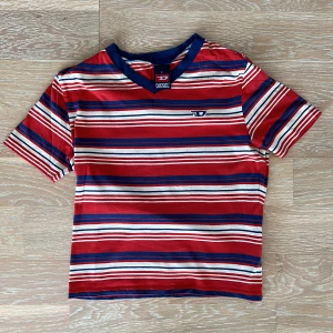 Vintage Diesel t-shirt - Hej! Säljer denna coola vintage Diesel t-shirt som tyvärr är för kort till mig. Den är köpt på secondhand. Den är i fint skick och inga hål eller fläckar. 