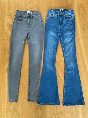 2 par oanvända jeans från Lager 157 av modellen snake. Ett par slim och ett par bootcut/flaired. 