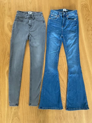 2 par jeans XS Lager 157 ”snake” nyskick - 2 par oanvända jeans från Lager 157 av modellen snake. Ett par slim och ett par bootcut/flaired. 