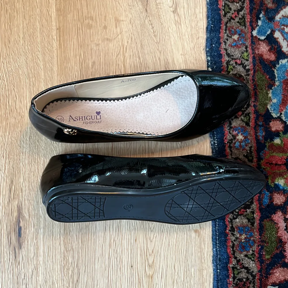 Fina ballerina skor i stl 39/38, nyskick, knappt använda. Säljer pga kommer inte till användning. Skor.