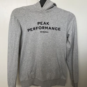 Peak Performance Hoodie  - Väl använd hoodie men inga fläckar eller nopprig alls. 