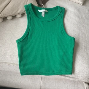 Topp - Ett grönt linne som aldrig är använt. Pris kan diskuteras!