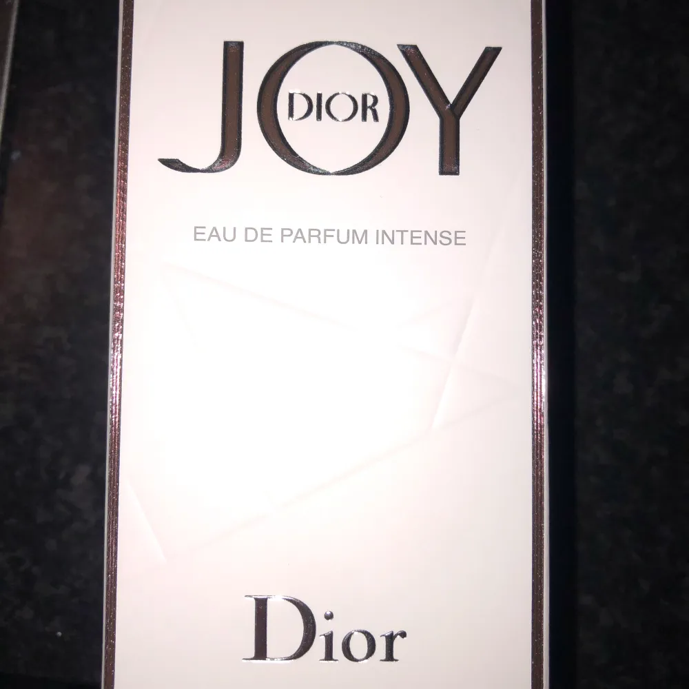Säljer min Dior parfym.  Köpt för 1900 för ett par veckor sen.   Säljer för 1000 plus frakt. Kan gå ner något vid snabb affär.. Övrigt.
