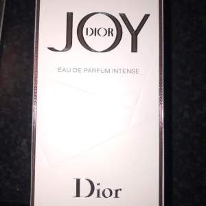 Säljer min Dior parfym.  Köpt för 1900 för ett par veckor sen.   Säljer för 1000 plus frakt. Kan gå ner något vid snabb affär.