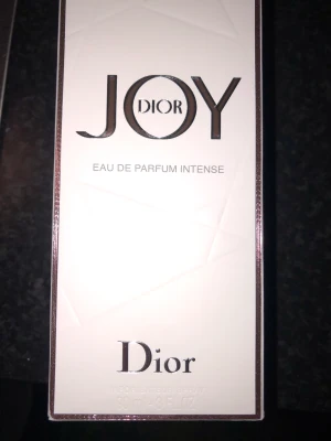 Dior Joy intense - Säljer min Dior parfym.  Köpt för 1900 för ett par veckor sen.   Säljer för 1000 plus frakt. Kan gå ner något vid snabb affär.