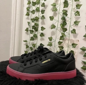 Adidas sleek black pink - Jag fick dessa skor 2019, men de är helt oanvända då det inte är min stil :) Nyskick. 