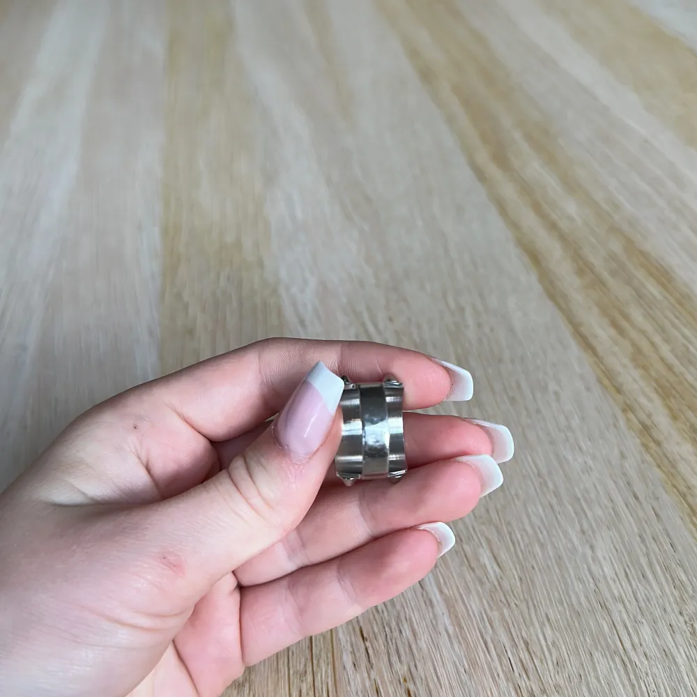 Edblad silver ring med nitar i storlek 16,80 mm. Inte använd särskilt mycket. Frakt 30kr. Betalning sker genom Swish❣️. Accessoarer.