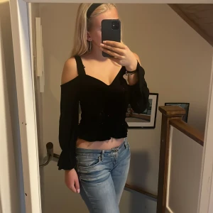 Snygg långärmad tröja - Jättefin tröja från Gina Tricot! Sjukt snygg men kmr inte till användning, typ aldrig använd och bra skick !