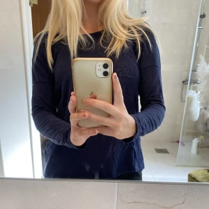 Tröja från Massimo Dutti💙 - Säljer denna sköna stickade tunna tröja från Massimo Dutti. Den har en låg krage så den passar perfekt att ha över ett linne!!💙☺️ storleken står inte på men den passar från XS till M