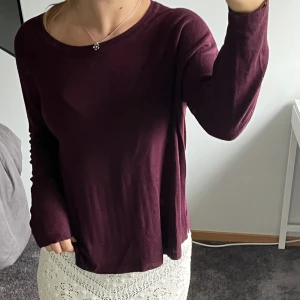 Mörkröd tröja - Jätte fin mörkröd stickad tröja från Zara. Knappt använd och i topp skick. Köparen står för frakten💕💕