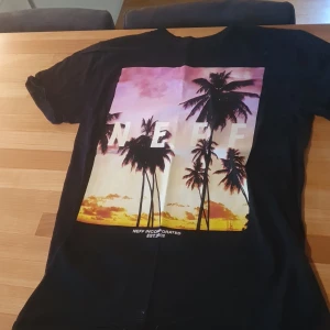 Svart t-shirt med tryck - Har andvänts 2 gånger snygg svart t-shirt med tryck andvänds inte länger