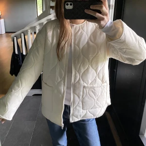 Jacka - (Inte såld! Budgivare ändrade sig) Superfin quiltad jacka, perfekt till hösten! Aldrig använd pga beställde två storlekar (lapp & förpackning kvar). 