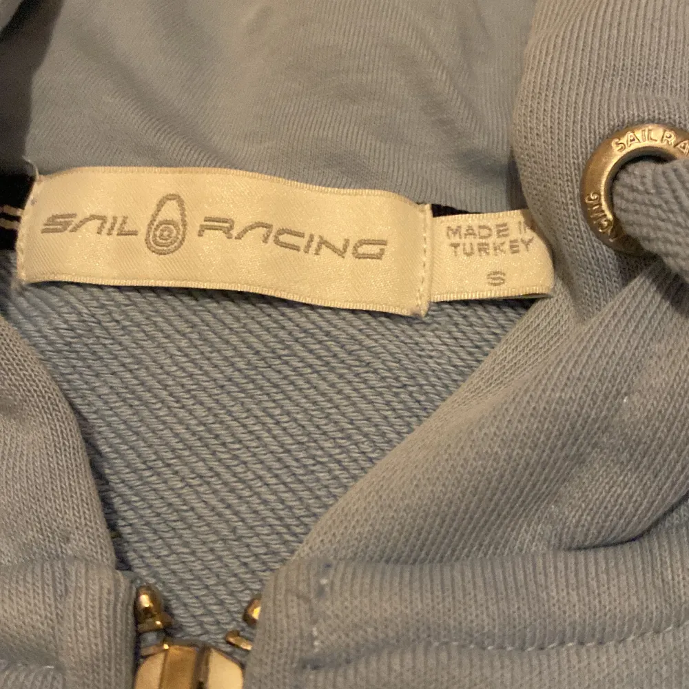 Ljusblå Sail racing Zip-hoodie i toppenskick! Sparsamt använd, storlek s dam   (Säljer även matchande sail racing T-shirt:). Hoodies.
