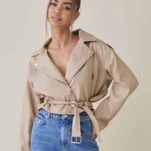Biker Jacket - Beige cropped oversized Biker Jacket från NLY trend.  Använd 1 gång så den är helt ny.  Modellen har på sig storlek 34 som jackan är i.   Originalpris: 749kr.  