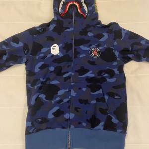 Säljer nu min helt nya bape x psg full zip tröja i storlek m. Aldrig använd, säljer för att den inte används eller kommer användas. Säljs billigt för jag vill bli av med den. (Pris kan diskuteras) fler frågor eller bilder så skriv