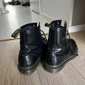 Dr martens orginal - Nypris 2 200kr. Säljer dessa dr martens skor som inte längre kommer till användning. De är ytterst lite slitna och är i fint skick.💕💕