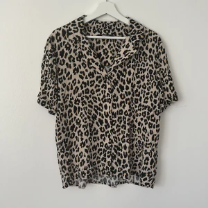Leopard mönstrad skjorta - Helt ny och oanvänd kortärmad skjorta från Gina Tricot.   Rensar ur min garderob från en hel del oanvända kläder🌼 Kika och se om du ser något mer i min profil som du gillar så skickar jag med det till dig också!😊 Fler kläder kommer! 