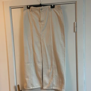 Beige lång jeanskjol - Jättefin lång beige jeanskjol från zara som tyvärr inte kommit till användning. Endast provad. Storlek L, frakt tillkommer