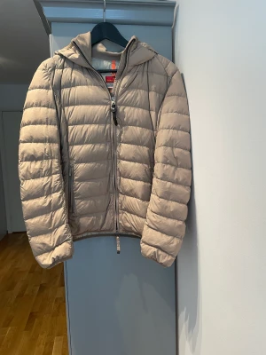 Parajumper  - Höst/Vinterjacka i bra använt skick. Det finns en missfärgning på höger sida som inte går bort. Syns inte jättemycket. 