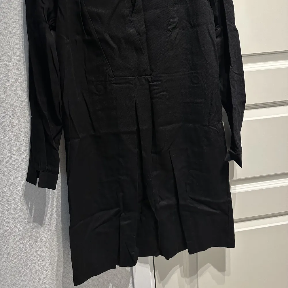 Svart klänning från Wera. 170cm - klänningen går till knäna. . Mekot.
