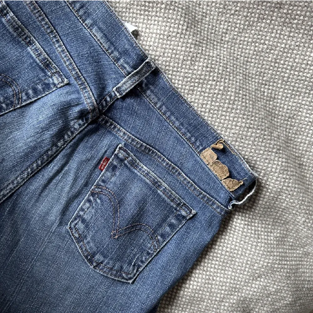 Mörkblåa lågmidjade jeans i storlek 36. . Jeans & Byxor.