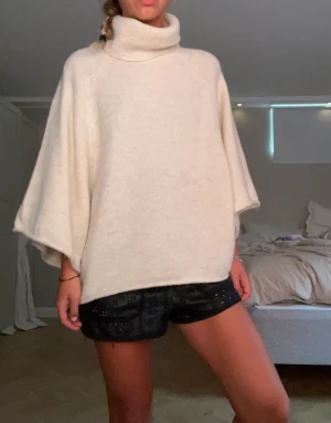 Så mysig stickad tröja! - Säljer denna så mysiga och snygga tröjan ifrån zara💗 den är endast använd 1 gång så är därför i väldigt bra skick!! Bud på 300kr så buda över om ni är intresserade😘(ny annons)