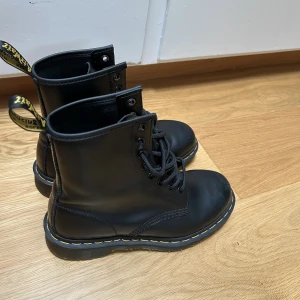 Dr Martens - Säljer ett par Dr Martens boots i storlek 38. Fint skick använda cirka 3 gånger. Skriv vid frågor eller fler bilder