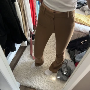 Kostymbyxa  - Super fina, långa och bekväma. Bra skick. Igensydda fickor då de satt bättre. 