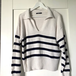 Tröja Gina Tricot - Randig tröja från Gina Tricot i storlek S Mörkblå/vit Använd men i bra skick