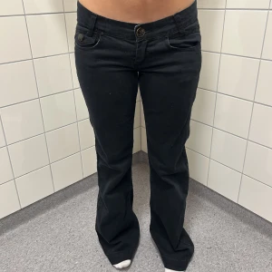 Lågmidjade jeans svarta - Så snygga! Midjemått 39 cm rakt över 78 cm runt❤️Tjejen på bilden är 158cm och de är lite långa! Passar en XS eller 32, 34.