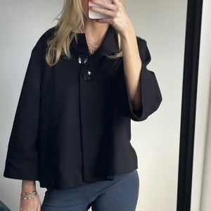 Jacka  - Intressekoll på denna jacka från Sandro ! Den är trekvartsärmad 😍st xl men de är utomlandsstorlek så skulle säga mer S