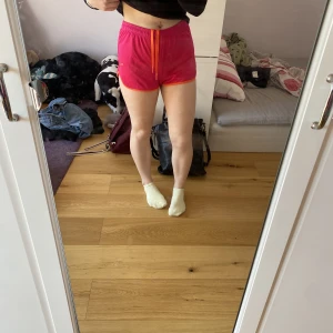 Puma shorts  - Ett par justerbara puma tränings shorts, sparsamt använda och säljer då jag inte använder längre skriv för fler bilder