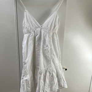 Sommarklänning  - Jättefin sommarklänning som bara är använd 1 gång. Den är liten i storleken så skulle säga att den passar en XS