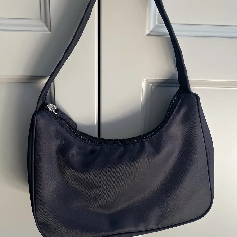 svart shoulderbag / handväska från monki 🩷 använd 1-2 gånger 💘 inga defekter 🫶 säljer pga att den inte kommer till användning 💕. Väskor.