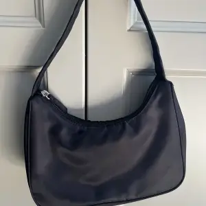svart shoulderbag / handväska från monki 🩷 använd 1-2 gånger 💘 inga defekter 🫶 säljer pga att den inte kommer till användning 💕