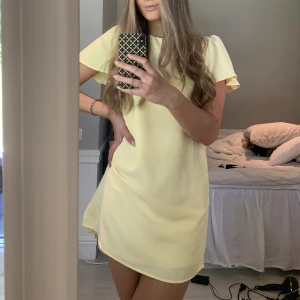 Gul klänning - Jättefin gul klänning från Nelly som jag använt endast en gång på midsommar☀️ Strl 34 men passar bra på mig som vanligtvis har 36!