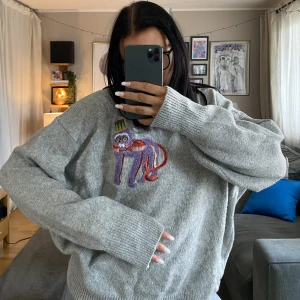 Grå stickad 🎧🎧🎧 - Älskar den här men använder inte alls mycket längre!!! 