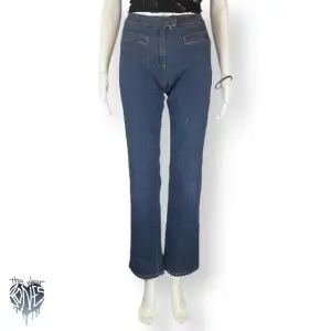 Y2K jeans från Only, märkta som storlek 34. 98% bomull & 2% spandex. Knappen att stänga är lite lös. ⚠️Mått liggande: Midjebredd 30 cm Grendjup 23 cm Höftbredd 40cm Innerbenslängd 77cm 